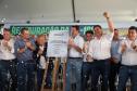Pessoas comemorando entrega pavimentação em concreto da PR-180