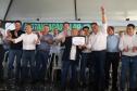 Pessoas comemorando entrega pavimentação em concreto da PR-180