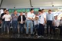 Pessoas comemorando entrega pavimentação em concreto da PR-180