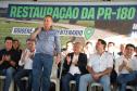 Pessoas comemorando entrega pavimentação em concreto da PR-180