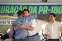 Pessoas comemorando entrega pavimentação em concreto da PR-180