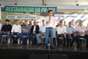 Pessoas comemorando entrega pavimentação em concreto da PR-180