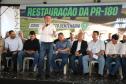 Pessoas comemorando entrega pavimentação em concreto da PR-180