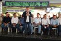 Pessoas comemorando entrega pavimentação em concreto da PR-180