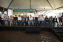 Pessoas comemorando entrega pavimentação em concreto da PR-180