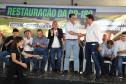 Pessoas comemorando entrega pavimentação em concreto da PR-180