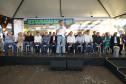 Pessoas comemorando entrega pavimentação em concreto da PR-180