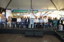 Pessoas comemorando entrega pavimentação em concreto da PR-180