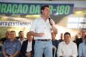Pessoas comemorando entrega pavimentação em concreto da PR-180