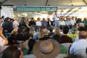 Pessoas comemorando entrega pavimentação em concreto da PR-180