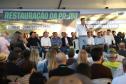 Pessoas comemorando entrega pavimentação em concreto da PR-180
