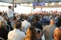 Pessoas comemorando entrega pavimentação em concreto da PR-180