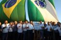 Pessoas comemorando entrega pavimentação em concreto da PR-180