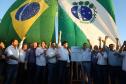 Pessoas comemorando entrega pavimentação em concreto da PR-180