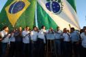 Pessoas comemorando entrega pavimentação em concreto da PR-180