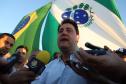 Pessoas comemorando entrega pavimentação em concreto da PR-180