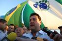 Pessoas comemorando entrega pavimentação em concreto da PR-180