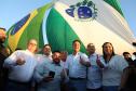 Pessoas comemorando entrega pavimentação em concreto da PR-180