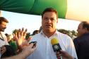 Pessoas comemorando entrega pavimentação em concreto da PR-180