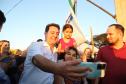 Pessoas comemorando entrega pavimentação em concreto da PR-180