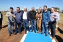 Pessoas na inauguração da nova pista do aeroporto de Campo Mourão