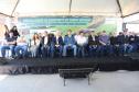 Pessoas na inauguração da nova pista do aeroporto de Campo Mourão