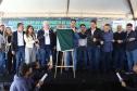 Pessoas na inauguração da nova pista do aeroporto de Campo Mourão