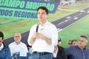 Pessoas na inauguração da nova pista do aeroporto de Campo Mourão