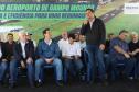 Pessoas na inauguração da nova pista do aeroporto de Campo Mourão