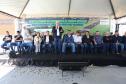 Pessoas na inauguração da nova pista do aeroporto de Campo Mourão