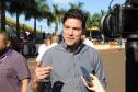 Homem sendo entrevistado por repórteres