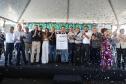pessoas comemorando a inauguração do viaduto