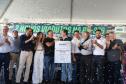 pessoas comemorando a inauguração do viaduto
