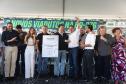 pessoas comemorando a inauguração do viaduto