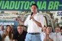 Governador, Ratinho Junior, falando em cima do palco
