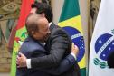 pessoas comemorando o acordo
