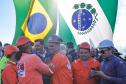 Pessoas comemorando o inicio da duplicação em concreto da PR-412 entre Matinhos e Pontal do Paraná
