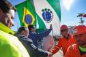 Pessoas comemorando o inicio da duplicação em concreto da PR-412 entre Matinhos e Pontal do Paraná