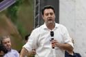 Governador, Ratinho Júnior, falando de cima de um palco