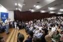 Governador, Ratinho Júnior, falando de cima de um palco