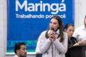 Mulher falando de cima de um palco