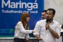 Homem falando de cima de um palco