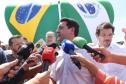 Governador dando entrevistas para repórteres