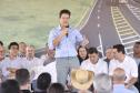 Homem discursando em cima do palco
