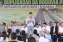 Homem discursando em cima do palco