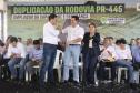 Governador cumprimentando homem em cima do palco