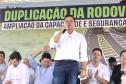 Secretário de infraestruture e logística discursando em cima do palco