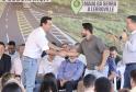 Governador cumprimentando homem em cima do palco
