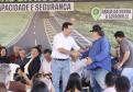 Governador cumprimentando homem em cima do palco