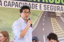 Homem discursando em cima do palco